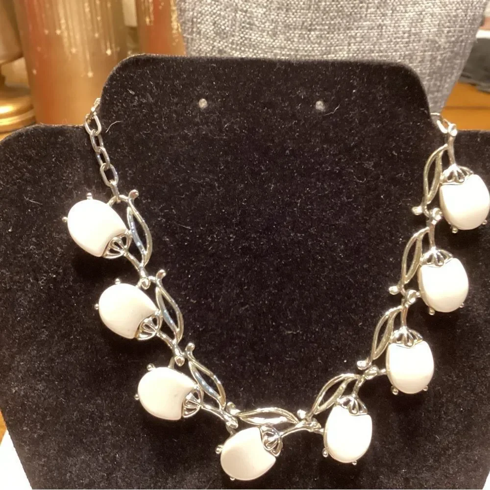 Elegant Silvertoe and White  Vine Necklace